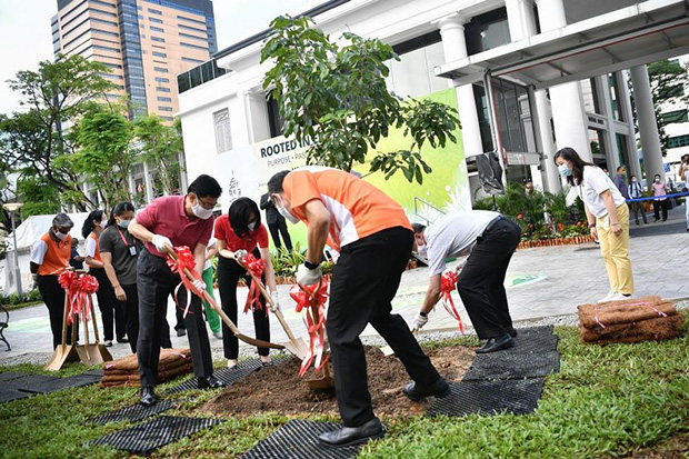 ​(Clockwise from far left) Deputy Prime Minister, Heng Swee Keat and Mrs Heng, as well as Health Minister Gan Kim Yong and SGH chief executive Kenneth Kwek, planting a longan tree at the hospital's new garden as it marks its 200th anniversary.  ST PHOTO ARIFFIN JAMAR