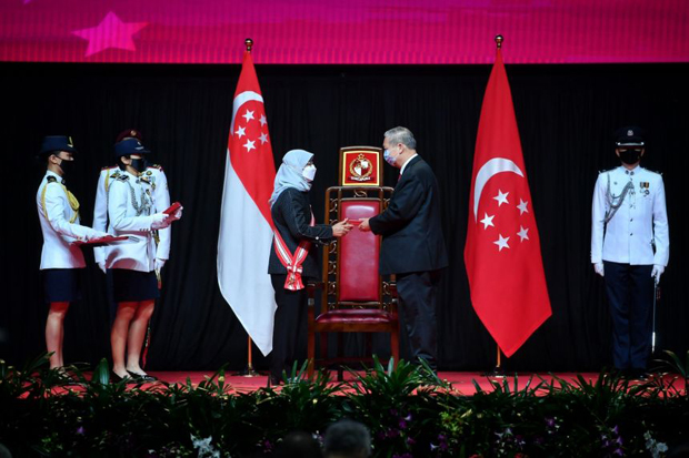  ​Professor Fong Kok Yong receiving the Public Administration Medal (Gold) from President Halimah Yacob at the 2021 National Day Awards on Nov 28, 2021.ST PHOTO CHONG JUN LIANG