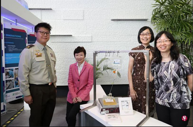  ​血小板超低温冷冻技术研究团队包括：突击队兼装甲部队军医长王祥玮少校（医生，左起）、国防科技研究院国防医药及环境性研究学院项目署长（战斗保护）陆佳副教授、卫生科学局血液服务司助理司长（临床与病患服务）陈惠芳医生和新加坡中央医院血液科高级顾问医生洪艾龄。（梁麒麟摄）
 