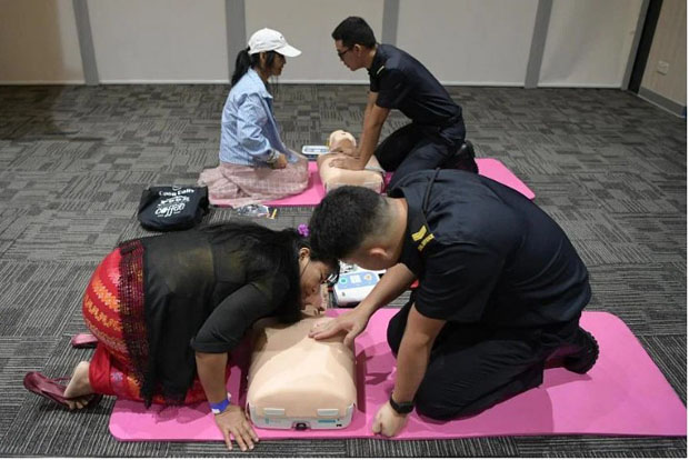  ​CPR
skills being taught at a booth run by the SCDF as part of NTUC May Day Domestic
Employees Celebration 2023 on June 18, 2023. ST PHOTO
SHINTARO TAY 