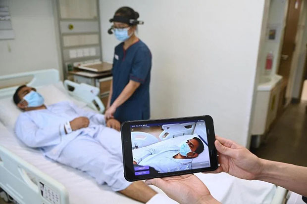  ​The smart ward team at Tan Tock Seng Hospital has leveraged digitalisation, robotics, and artificial intelligence to change the way its staff work and care for elderly patients. ST PHOTO DESMOND WEE 