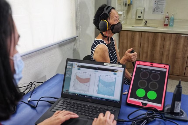  ​More studies are showing that uncorrected hearing loss is the single most important risk factor in causing dementia. PHOTO LIANHE ZAOBAO 