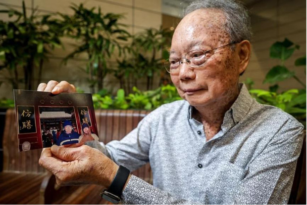  ​Mr Kong Fook Seng with a photo of himself and his late father Kong Wing Hing during a trip to China. PHOTO LIANHE ZAOBAO 