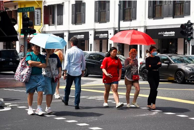  ​Prolonged exposure to the heat can lead to headaches, confusion, dehydration and muscle cramps. ST PHOTO HENG YI-HSIN 