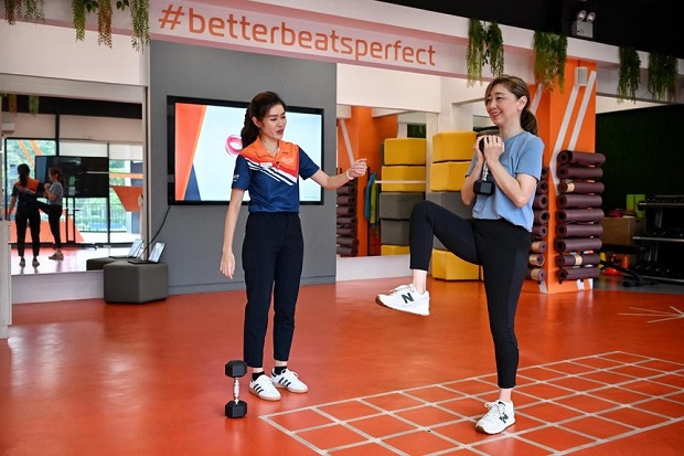 ​Active Health coach Mavis Lo (left) showed ST chief columnist Sumiko Tan simple exercises using her body weight and resistance bands.ST PHOTO KUA CHEE SIONG 